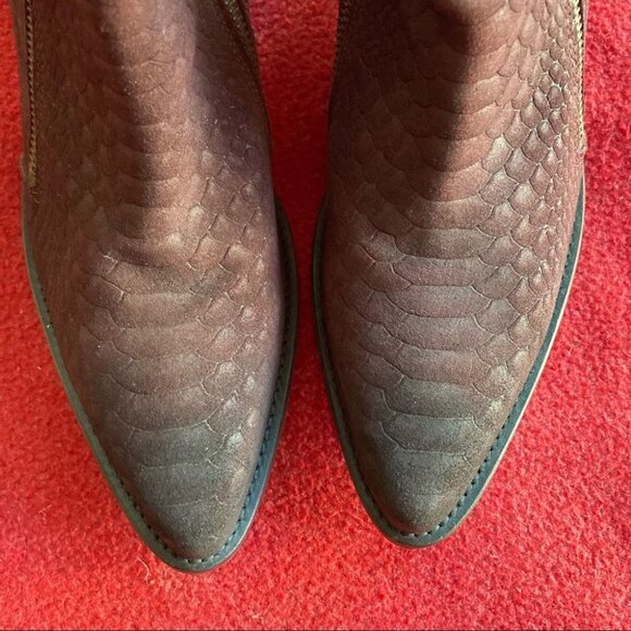 FREE PEOPLE Sz 37 Croc Snake Skin Pattern Stacked Heel Western Style Ankle Boot - Picture 5 of 9